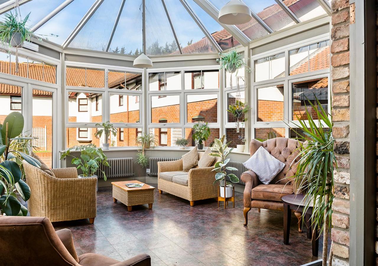 Dragonfly Hotel Питерборо Екстериор снимка