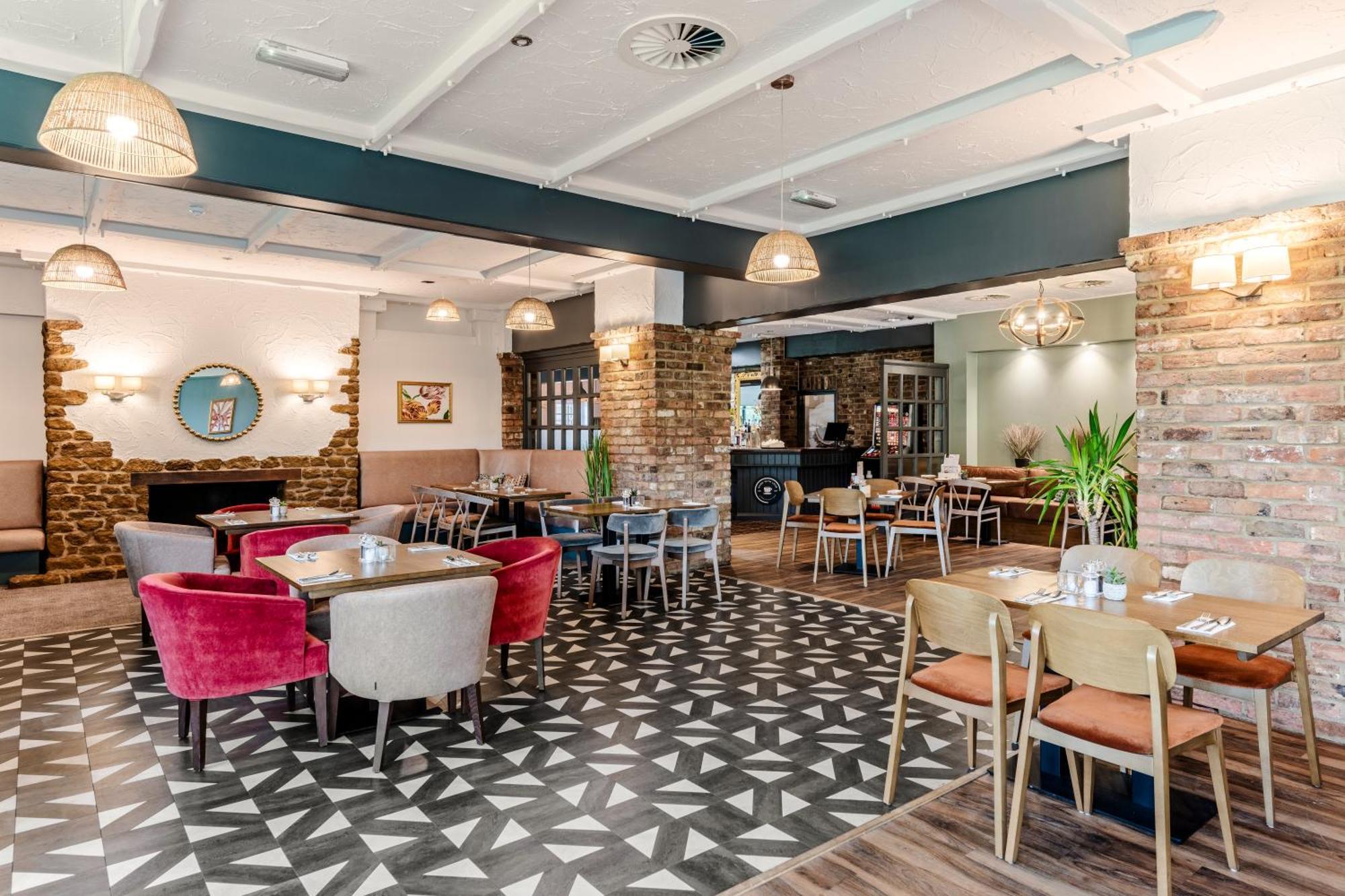 Dragonfly Hotel Питерборо Екстериор снимка